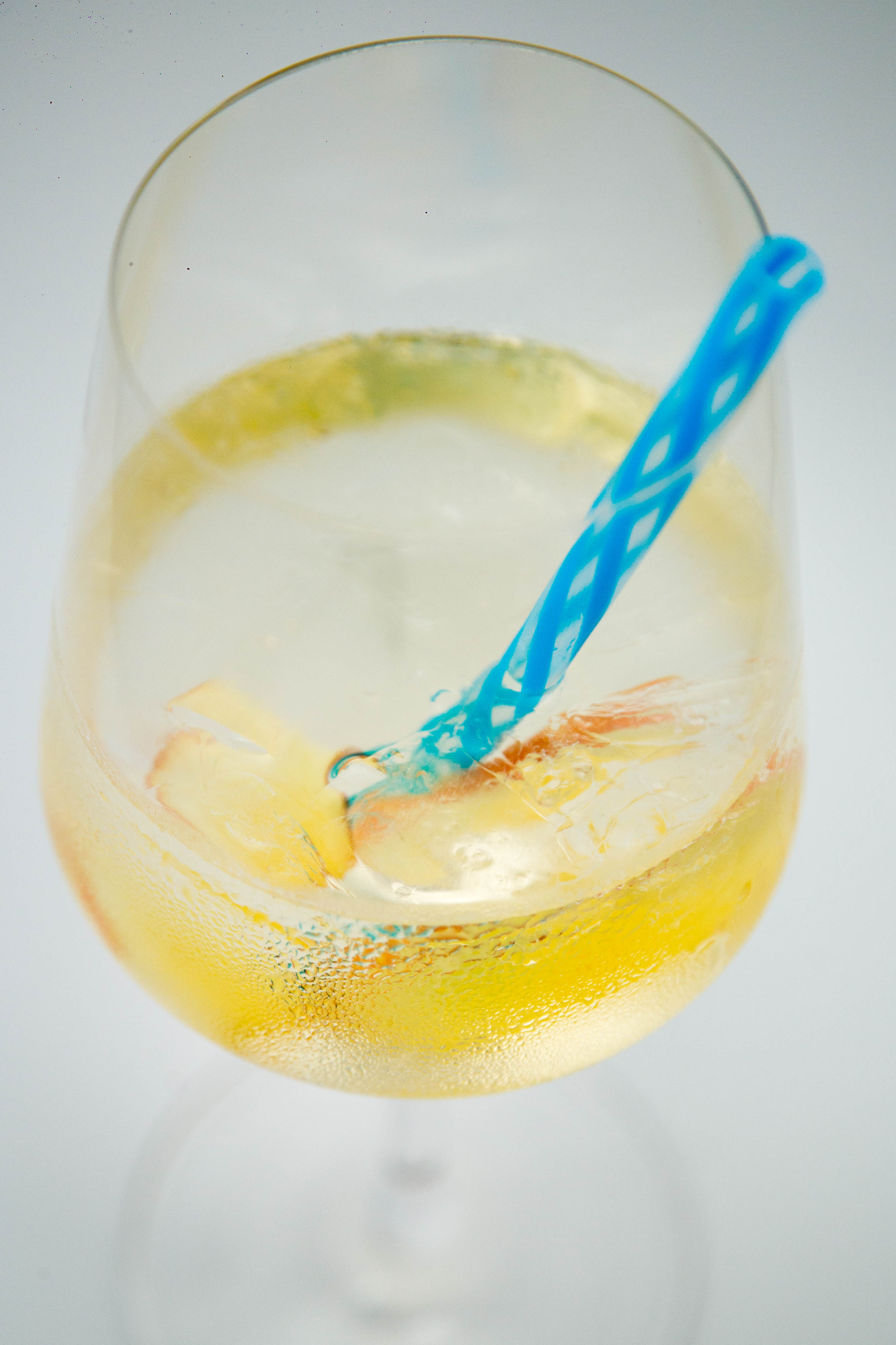 Glas mit einem kühlen Getränk und Strohhalm drin