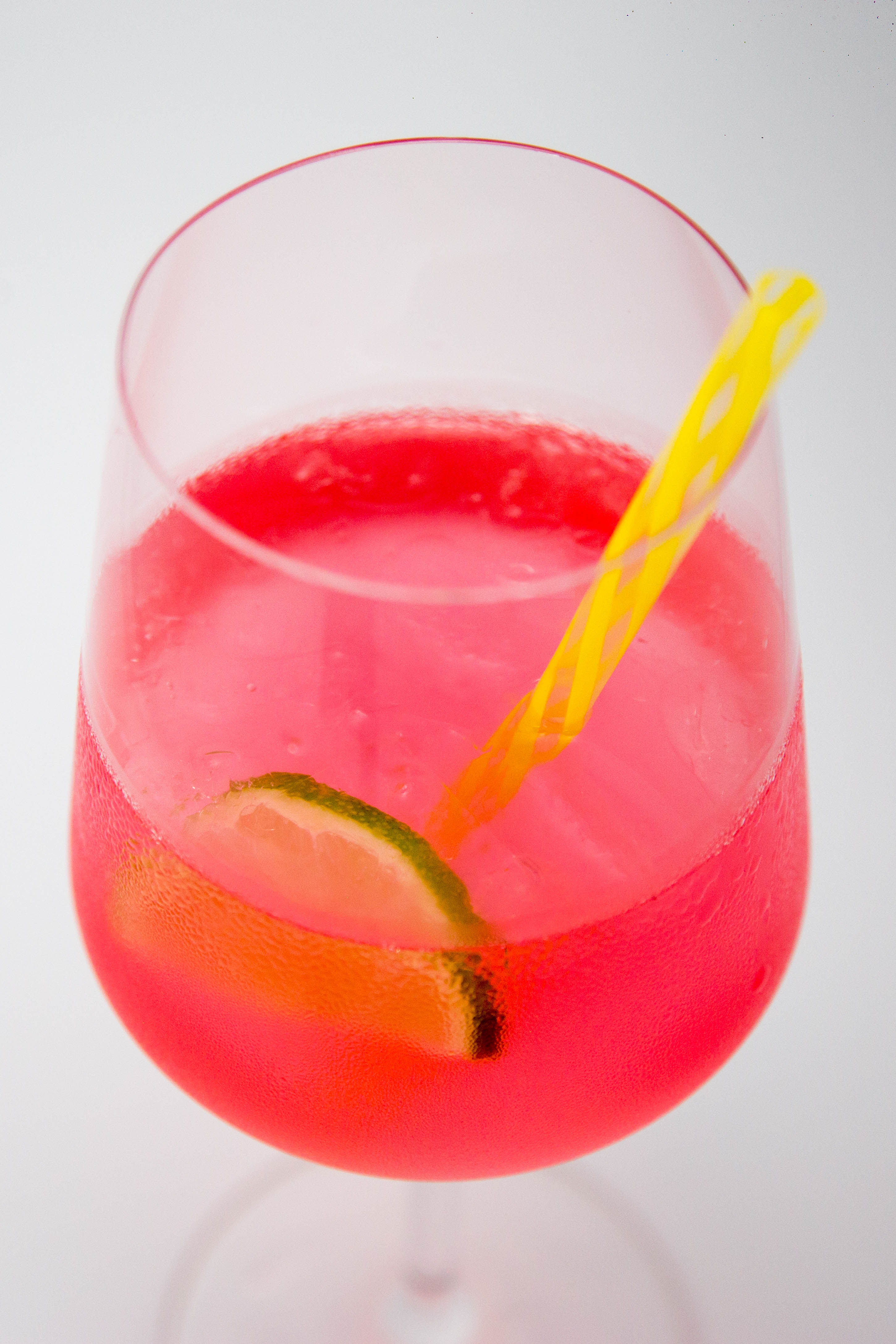 Glas mit einem kühlen Getränk und Strohhalm drin